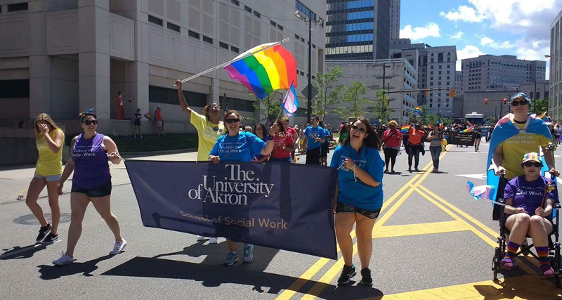 Students participate in the PRIDE parade in downtown ϲʹ