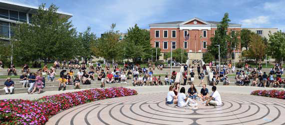 Students on Coleman Common on The University of ϲʹ campus